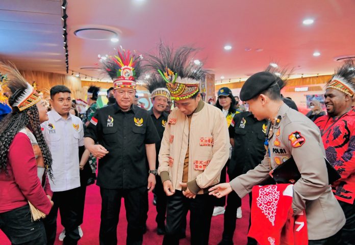 Beri-Presiden-Jaket-Eunike-Karena-Bapak-Presiden-Stylish
