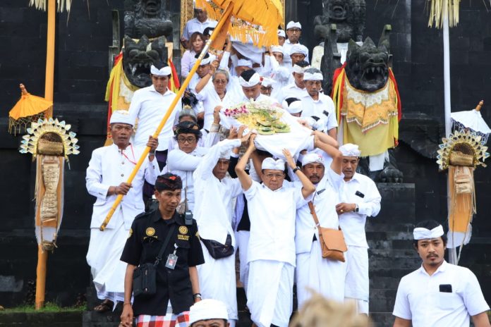 Foto: Gubernur Wayan Koster, Wagub Cok Ace, dan unsur Forkopimda saat Penyineban Betara Turun Kabeh, Rabu (26/4)
