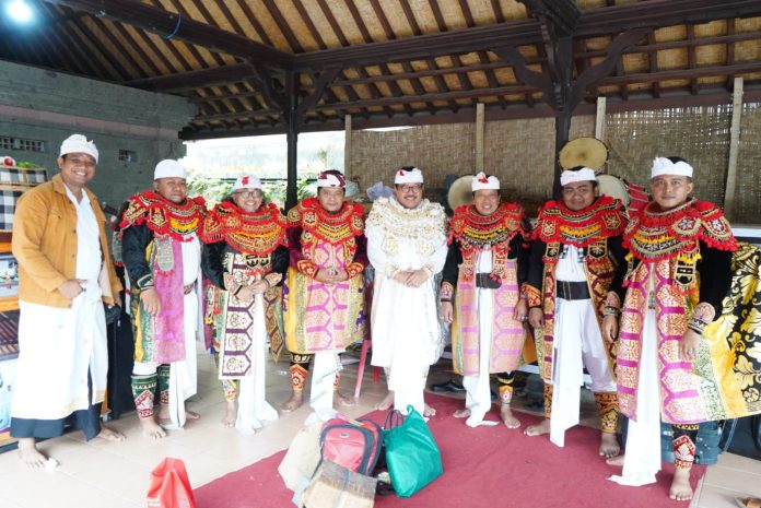 Foto: Wagub Cok Ace saat ngayah nopeng Penyineban karya Ida Betara Turun Kabeh, Rabu (26/4)