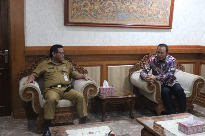 Foto : Sekda kota Denpasar, Ida Bagus ALit Wiradana terima Kunjungan Kerja (Kunker) jajaran Pemerintah Kota Makassar, di Kantor Wali Kota Denpasar, pada Senin (12/6)