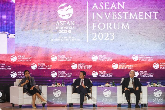 Penasihat Utama The Economic Research Institute for ASEAN and East Asia (ERIA) untuk kawasan Asia Tenggara Lili Yan Ing (kiri), Deputi Direktur Jendral Badan Investasi Asing Kementerian Perencanaan dan Investasi Vietnam Nguyen Anh Tuan (tengah), Sekertaris