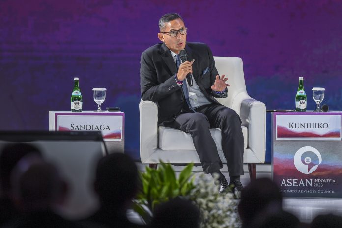 Menteri Pariwisata dan Ekonomi Kreatif Sandiaga Salahuddin Uno menjadi pembicara dalam diskusi panel kedua pada ASEAN Business & Investment Summit 2023 di Hotel Sultan, Jakarta, Minggu (3/9/2023).