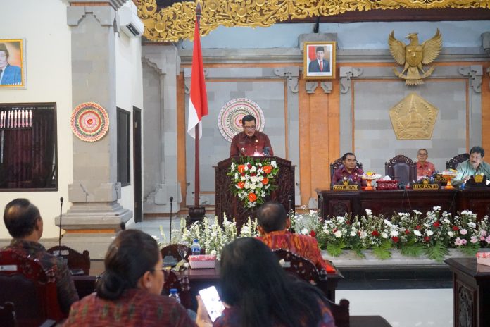 Bupati Tabanan Sampaikan Dua Buah Ranperda APBD Tahun 2024 Dalam Paripurna Ke 15 dan 16 (4)