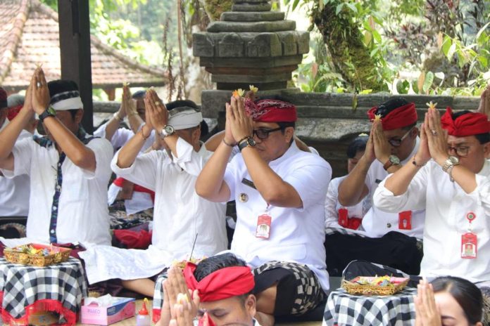 Purnama Sasih Kalima, Bupati Sanjaya dan Jajaran Sembahyang Bersama di Pura Batukau