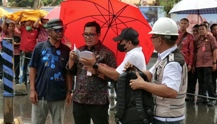 Bupati Sanjaya Pantau Pemasangan Patung RSUD Tabanan dan Awasi Pembangunan Fasilitas Kantor1