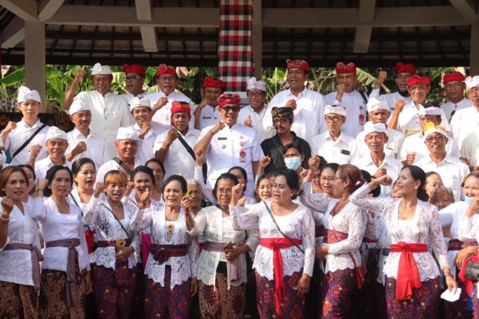 Bupati Tabanan Ngupasaksi Pujawali dan Bersembahyang Bersama di Kecamatan Penebel4