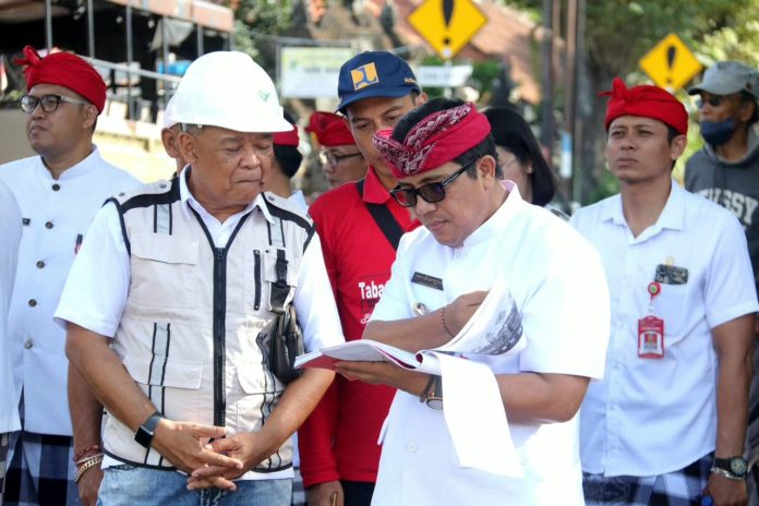 Percantik Fasilitas Umum, Bupati Sanjaya Pantau Langsung Peletakan Patung Alit Saputra Tabanan (6)