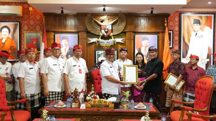 Terima Sertifikat kekayaan Intelektual Komunal dari BEM UNUD, Bupati Sanjaya Ajak Masyarakat Bangga Jadi Orang Tabanan (4)