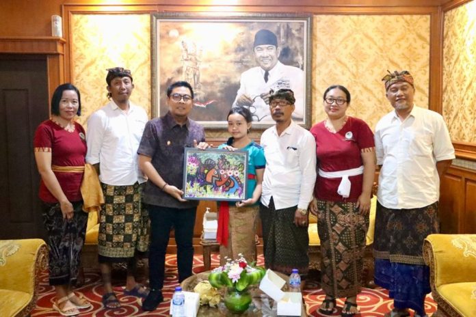 Foto: Wakil Walikota Denpasar, I Kadek Agus Arya Wibawa saat menerima audiensi Pemilik Sanggar Jepun Putih, I Wayan Adnyana di Kantor Walikota Denpasar, Selasa (15/11).