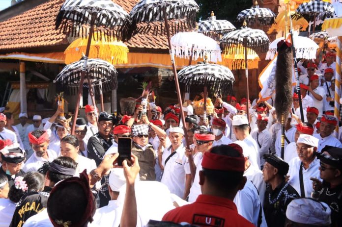 Bupati Sanjaya Mendak Ida Bhatara Tirta Eedan Karya Panca Wali Krama di Kantor Bupati Tabanan3