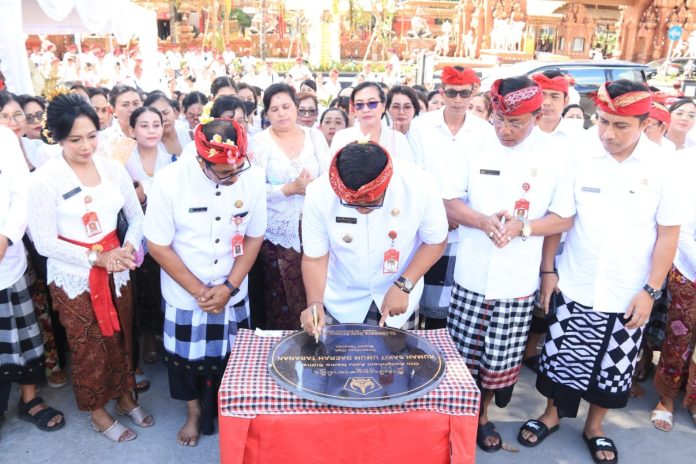 Bupati Sanjaya Tandatangani Prasasti Pemelaspasan Penyengker RSUD Tabanan dan Prasasti Tawur Agung Pura Mutering Jagat Dalem Sidakarya (4)