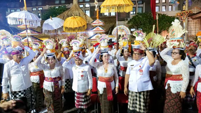 Diguyur Hujan Lebat, Puncak Karya Agung di Kantor Bupati Tabanan Berjalan Khidmat1