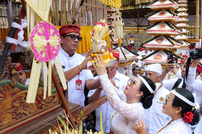 Nedunan Ida Bhatara Di Padmasana Eedan Karya Agung Panca Wali Krama di Kantor Bupati Tabanan (4)