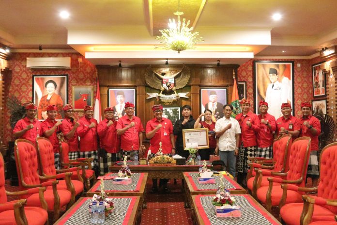 Bupati Tabanan Berikan Penghargaan Kepada Pemuda Juara Terbaik Perlombaan Patung Salju di Harbin-China (4)