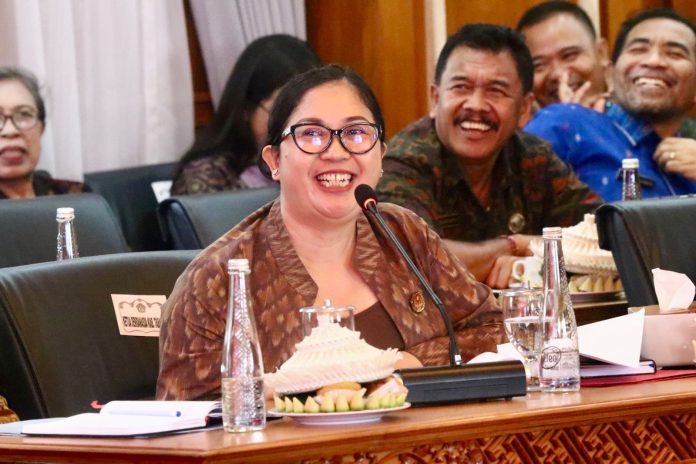 Ny. Rai Wahyuni Sanjaya Paparkan Program Kerja Dekranasda Kabupaten Tabanan Dalam Rakerda Provinsi Bali Tahun 2024