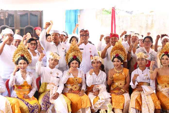 Perkuat Sinergi Dengan Masyarakat, Bupati Sanjaya Hadiri Karya Dadia Pasek Gelgel Desa Tunjuk (1)