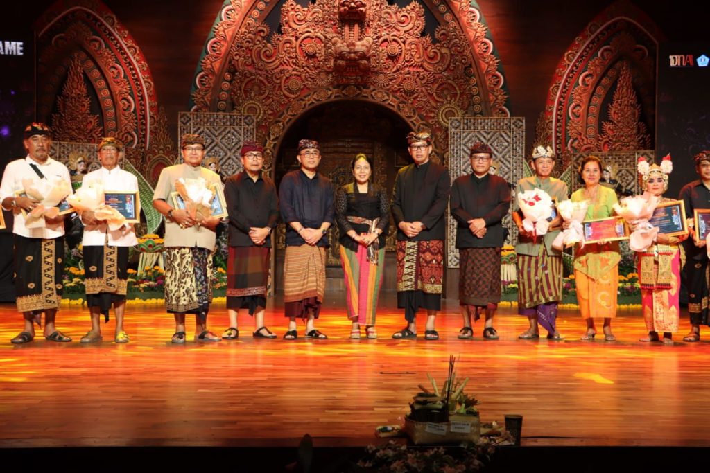 Foto: Peringatan Hari Tari Sedunia di Kota Denpasar yang dibuka langsung Menteri Pemberdayaan Perempuan dan Perlindungan Anak Republik Indonesia, I Gusti Ayu Bintang Darmawati Puspayoga didampingi Walikota Denpasar, I Gusti Ngurah Jaya Negara di Kawasan Pelataran Gedung Dharma Negara Alaya, Denpasar, Sabtu (27/4).