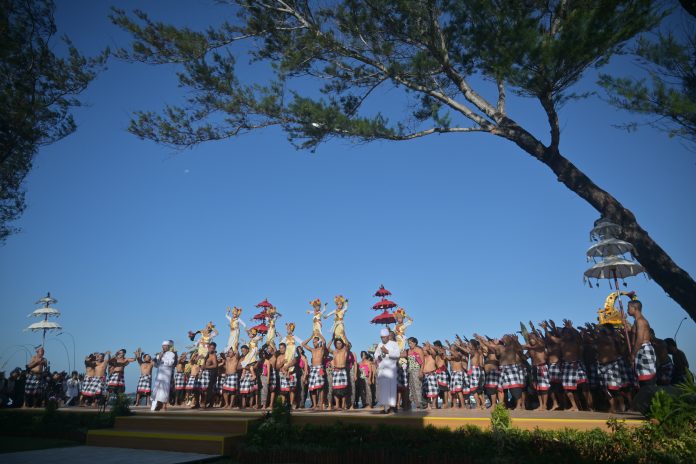 Sejumlah seniman membawakan tari Sang Hyang Dedari dalam acara Balinese Water Purification Ceremony rangkaian World Water Forum ke-10 2024 di Kura-Kura Bali, Denpasar, Bali, Sabtu (18/5/2024).