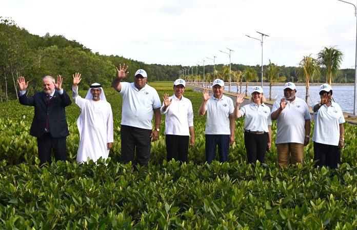 Presiden Joko Widodo (kanan) berbincang dengan Presiden Fiji Wiliame Maivalili Katonivere (ketiga kiri), Presiden Majelis Umum PBB Dennis Francis (kiri) dan Utusan Khusus Prancis Barbara Pompili (kedua kiri)