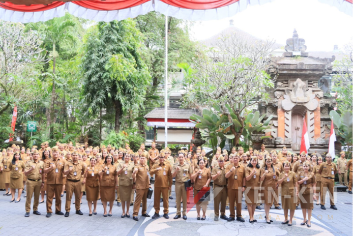 Sekda Eddy Mulya memimpin apel disiplin ASN Setda Kota Denpasar