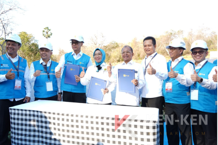 plts koster Gubernur Bali Wayan Koster dan Dirut PLN Darmawan Prasodjo menandatangani kesepakatan percepatan infrastruktur energi terbarukan di Bali.