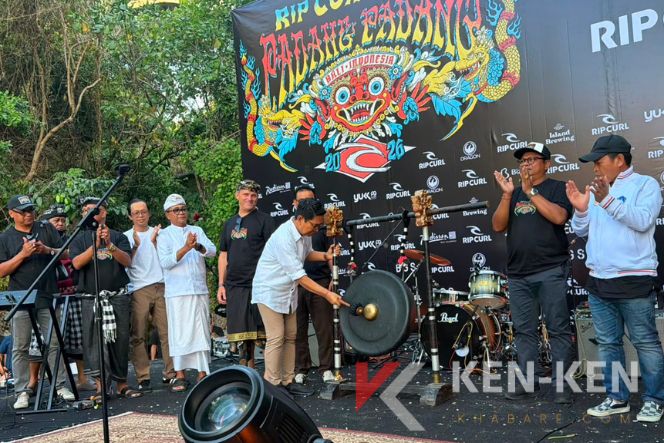 ripculpadang-padang Bupati Badung I Wayan Adi Arnawa memukul gong saat membuka Rip Curl Cup Padang Padang Ke-23 di Pantai Labuan Sait, Pecatu.