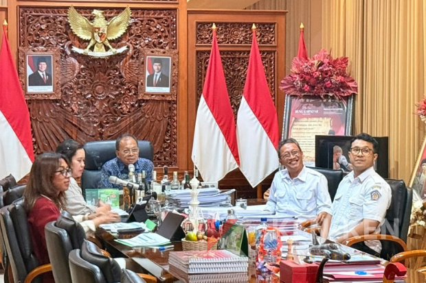 Bedah Rumah Gubernur Bali Wayan Koster mengikuti rapat koordinasi program perumahan secara virtual